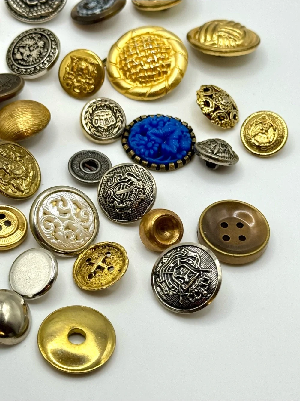 Vintage military and fashion buttons - Lot  7